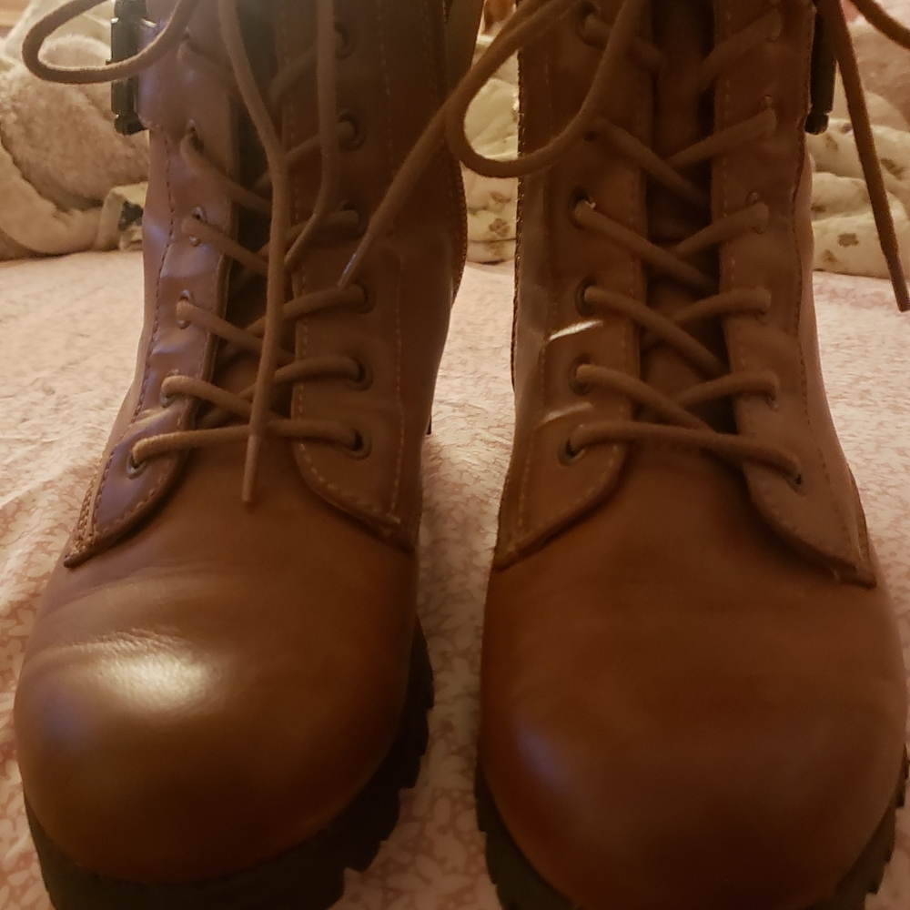SO size 7 wide. Brown